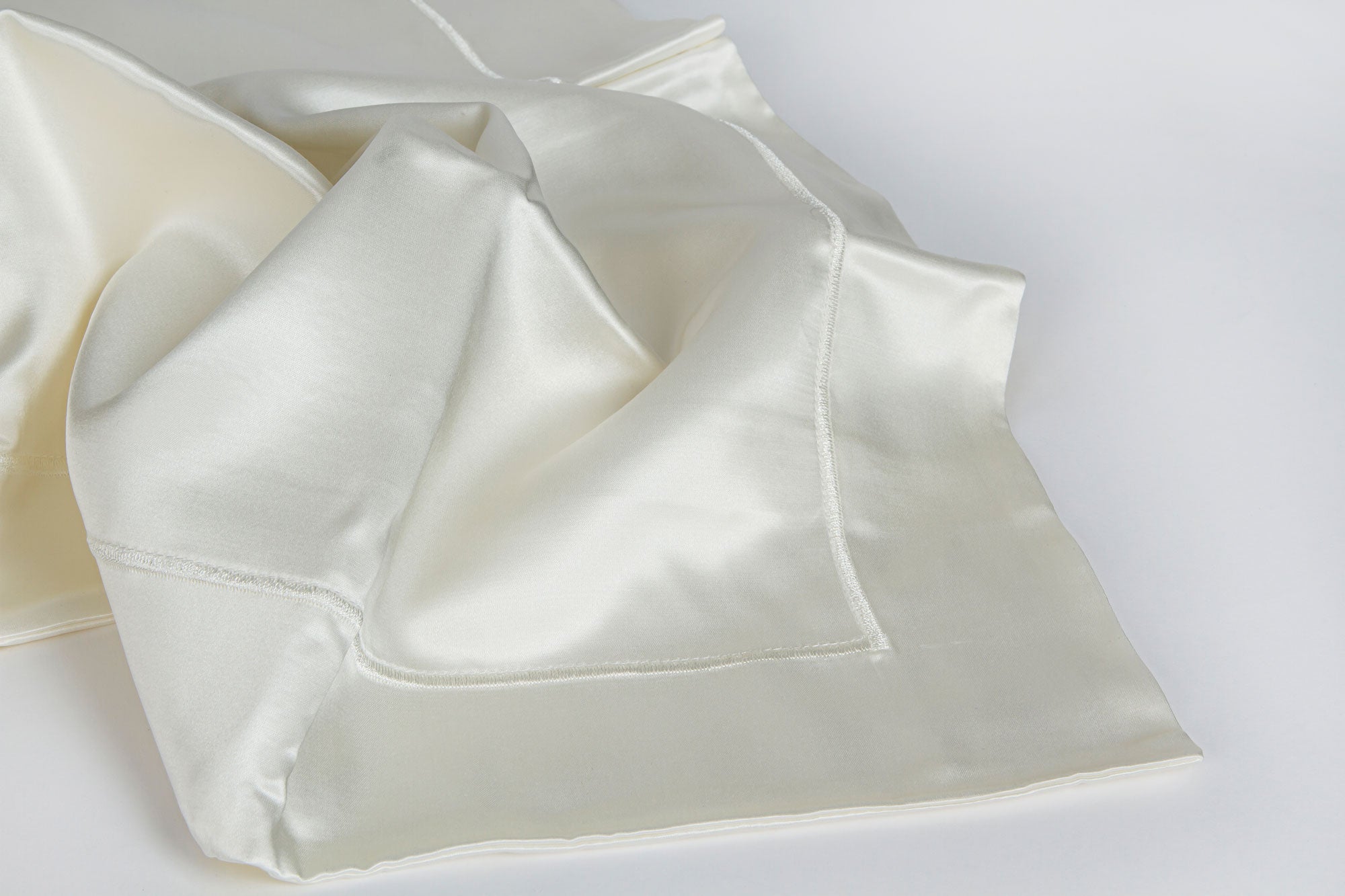 The Benefits of Bamboo Fabric and Silk Pillow Cases